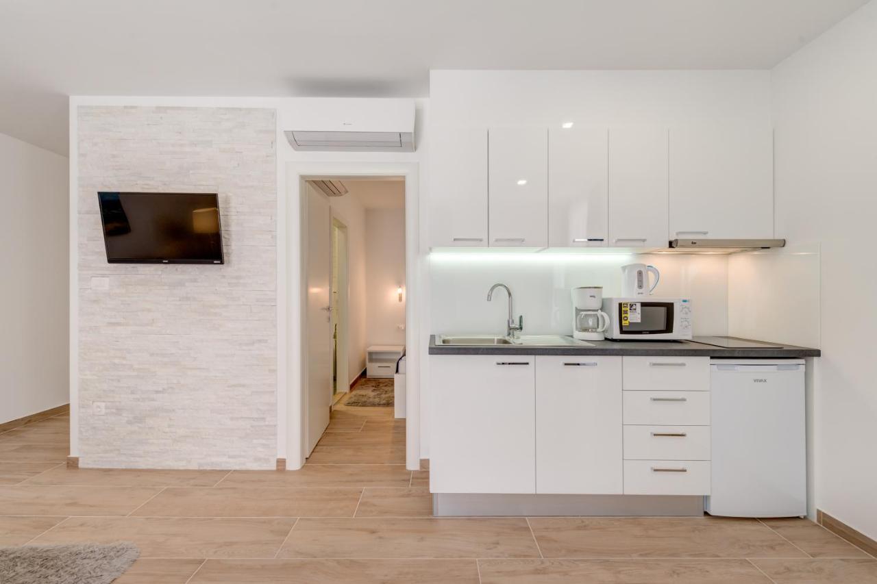Apartments Villa Tudor 2 ฮวาร์ ภายนอก รูปภาพ