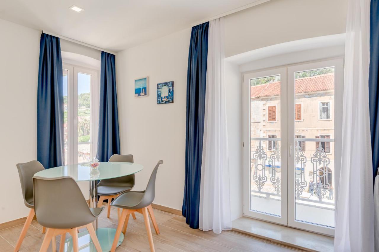 Apartments Villa Tudor 2 ฮวาร์ ภายนอก รูปภาพ