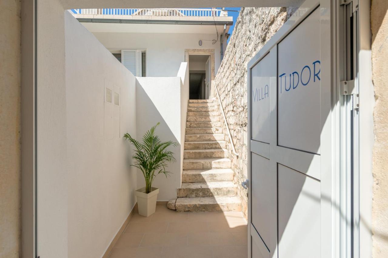 Apartments Villa Tudor 2 ฮวาร์ ภายนอก รูปภาพ