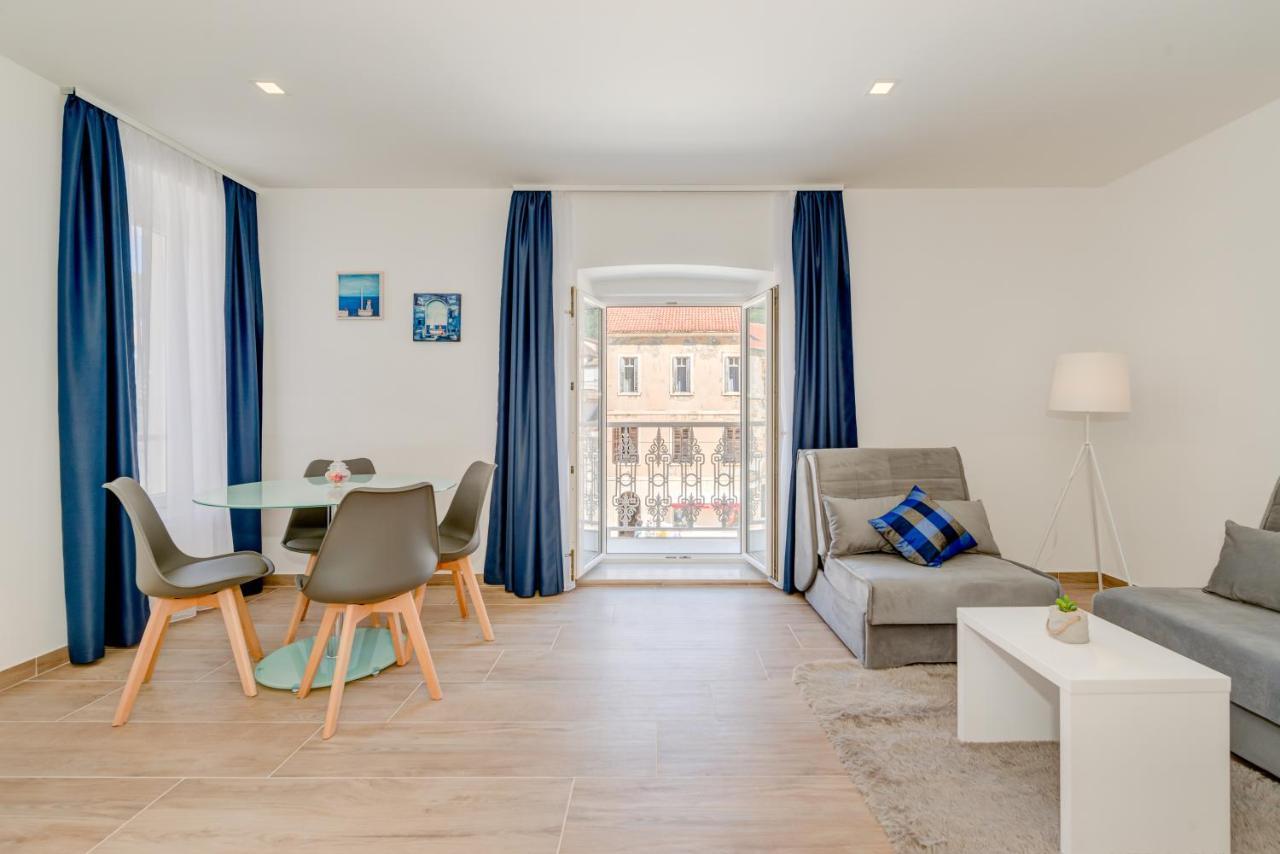 Apartments Villa Tudor 2 ฮวาร์ ภายนอก รูปภาพ