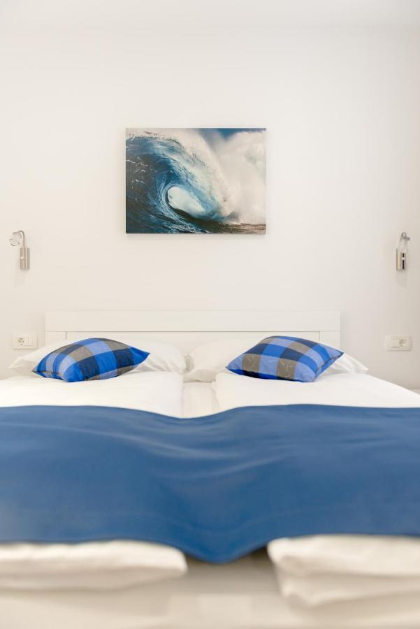 Apartments Villa Tudor 2 ฮวาร์ ภายนอก รูปภาพ