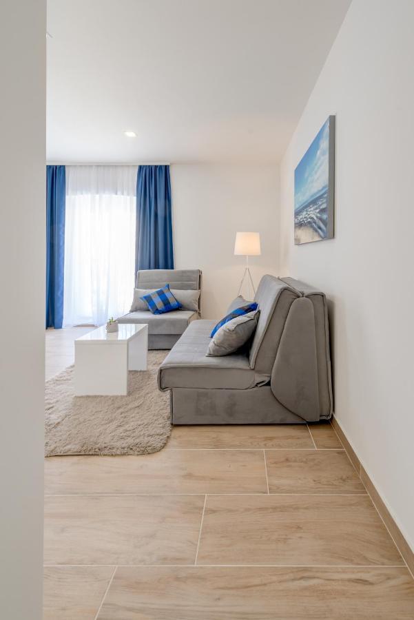 Apartments Villa Tudor 2 ฮวาร์ ภายนอก รูปภาพ