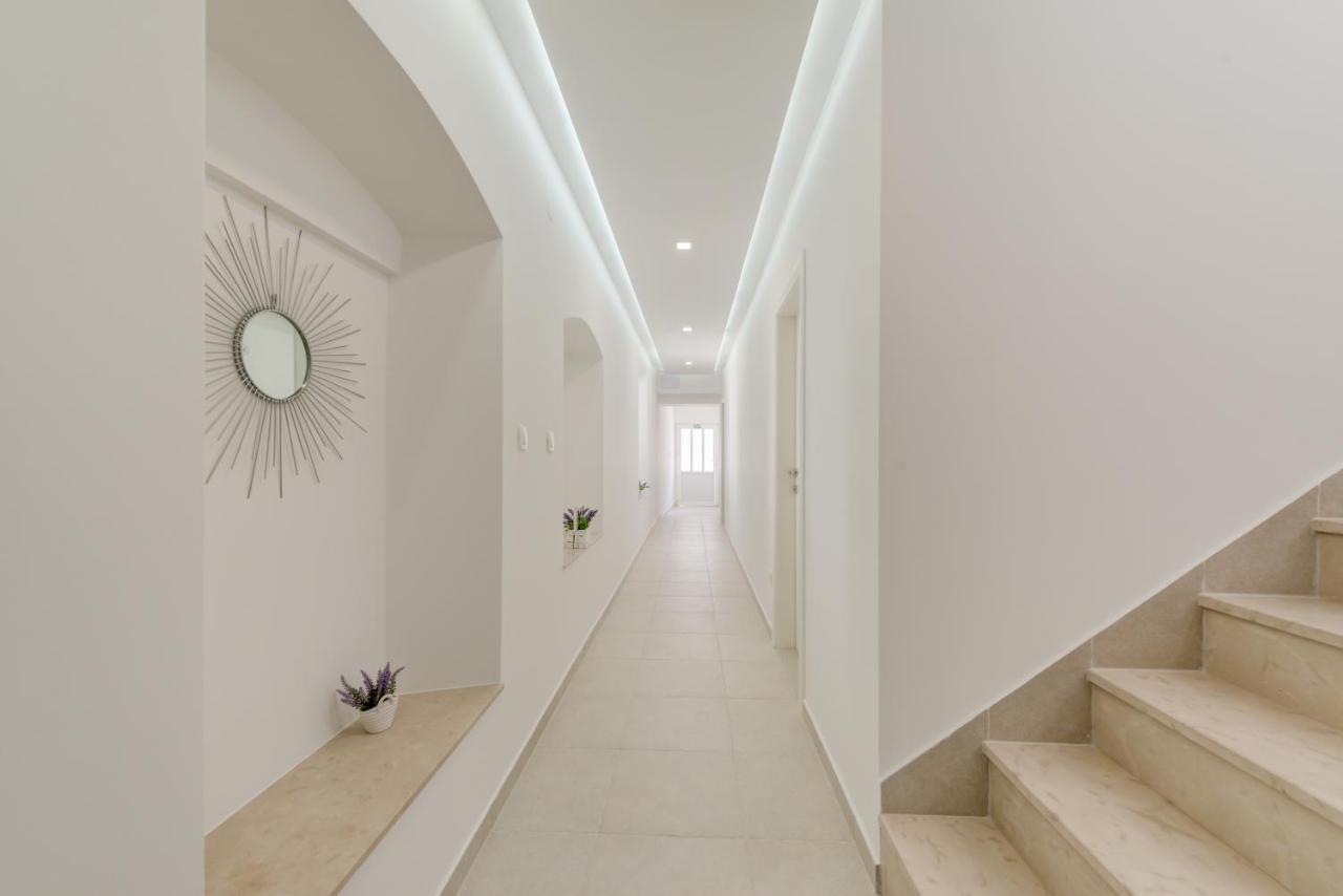 Apartments Villa Tudor 2 ฮวาร์ ภายนอก รูปภาพ