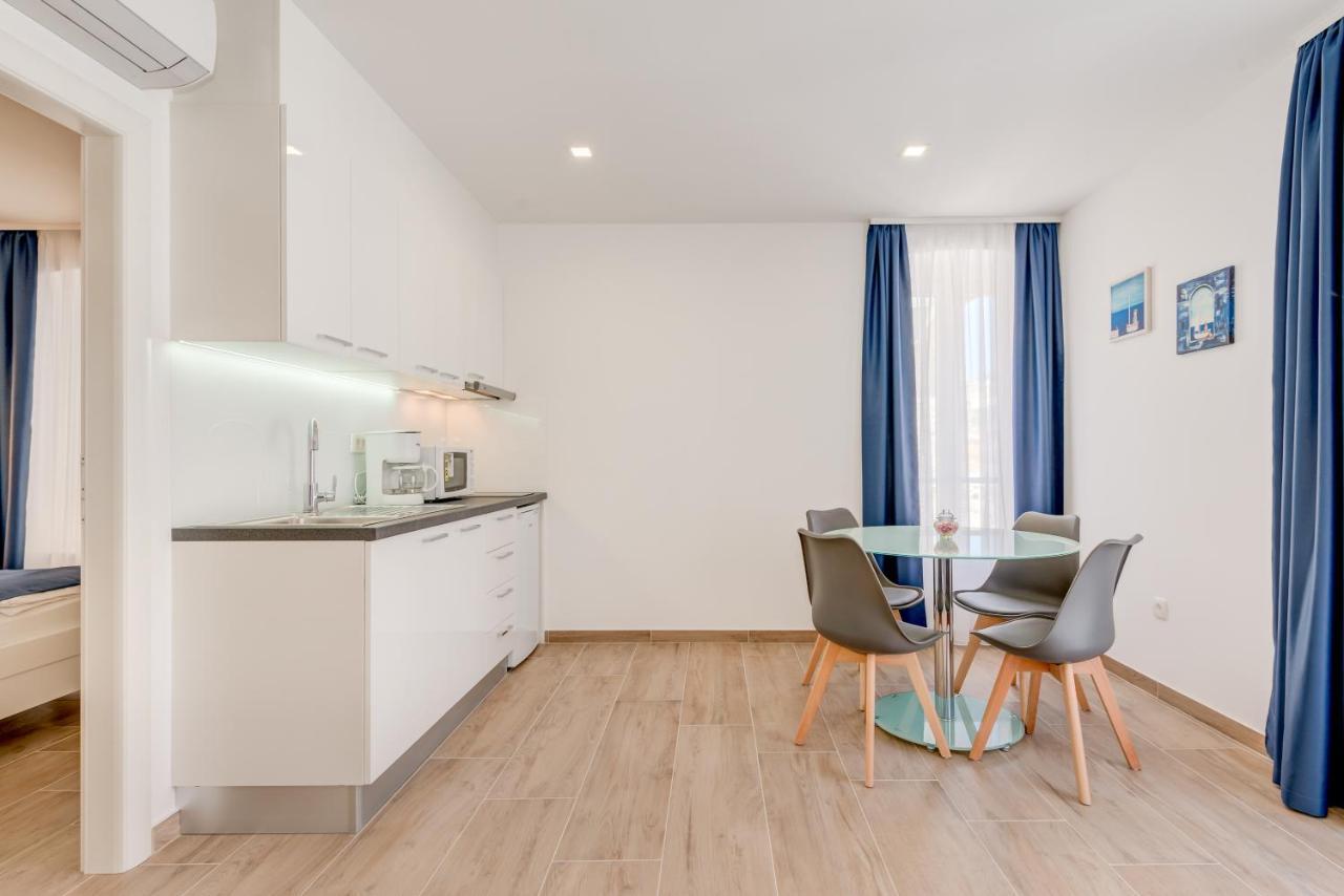 Apartments Villa Tudor 2 ฮวาร์ ภายนอก รูปภาพ